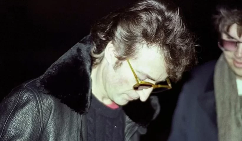 Chapman, con los años, va cambiando sus motivaciones, sus justificaciones. Cuando las enuncia cree en ellas pero todas, desde las más lejanas a las más recientes, son producto de una psiquis rota.John firmando la tapa del disco a Mark David Chapman (Paul Goresh)